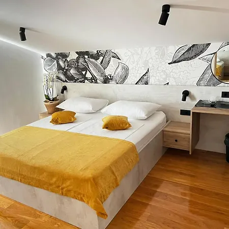 Memori krevet i doručak Rab Town